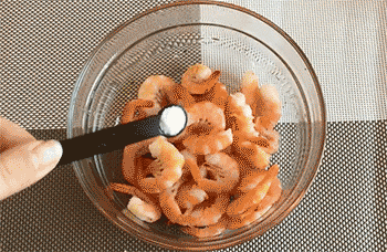 【金针菇粉丝蒸虾】调味