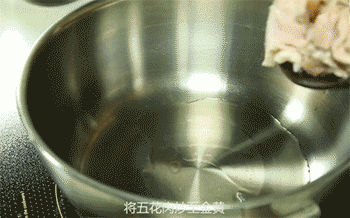 【经典小炒肉】放入猪肉片