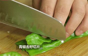 【菠萝炒虾仁】青椒切片