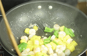 【菠萝炒虾仁】翻炒入味