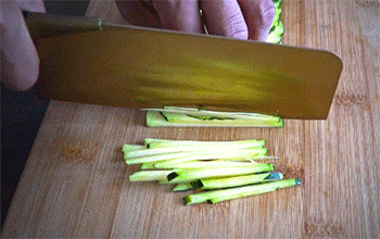 【清炒南瓜丝】切南瓜丝