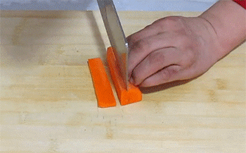 【蒜台烧土豆条】胡萝卜切条