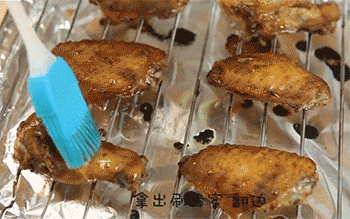 【烤鸡翅】取出刷蜂蜜