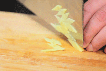 【南瓜炒百合】切姜