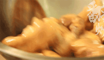 【黄豆焖猪蹄】翻炒