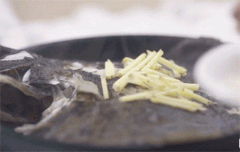 【蒸多宝鱼】放葱姜