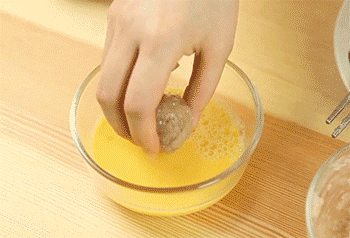 【芝士虾球】裹蛋液和面包糠