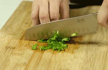 【茄汁金针菇】切青椒丁