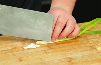 【杭椒牛柳】葱切小段