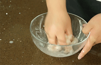 【菠萝炒虾仁】搅拌腌制