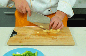 【南瓜烧鸡翅】切姜