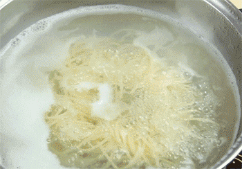 【奶油虾仁意面】捞出意面