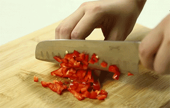 【茄汁金针菇】切红椒丁