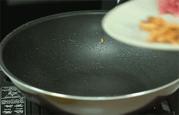 【韭黄四喜春卷】炒肉丝