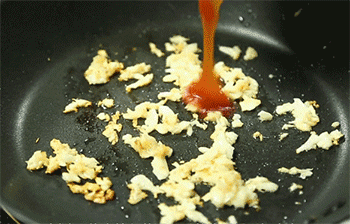 【茄汁金针菇】加入番茄酱