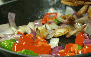 【经典小炒肉】加入猪肉