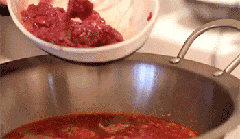 【川味水煮牛肉】放入牛肉片