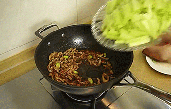 【芹菜肉丝】放入芹菜段