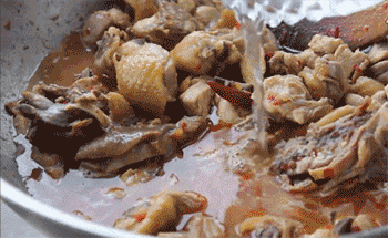 【芋儿鸡】放入食材