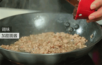 【肉末土豆泥】加入甜面酱