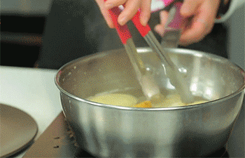 【肉末土豆泥】土豆捞出剥皮