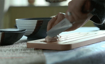 【秘制梨汁鸡翅】鸡翅划花刀