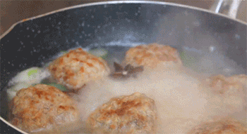 【红烧狮子头】放入卤煮调料