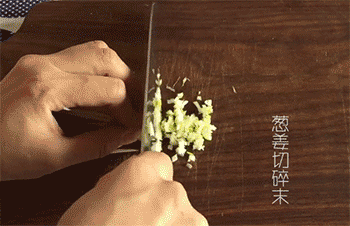 【蒜香肉末烤茄子】切姜蒜末