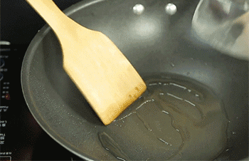 【菠萝炒虾仁】加入虾仁