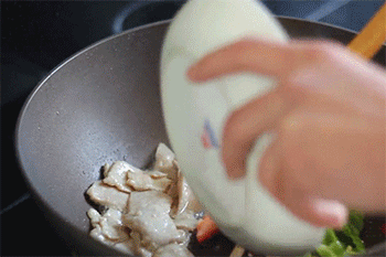 【西兰花炒肉】放入青红椒