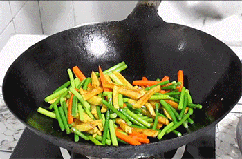 【蒜台烧土豆条】加入香油