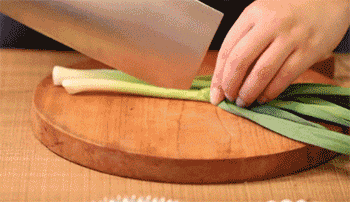 【川味水煮牛肉】切蒜苗和葱