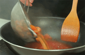 【油爆虾】加入虾翻炒