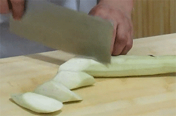 【肉段烧茄子】切茄块