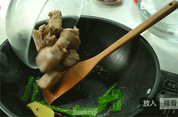 【酱排骨】加入排骨