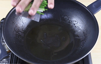 【梅子烧肉】爆香