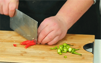 【杭椒牛柳】红椒切段