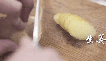 【蒸多宝鱼】切姜片