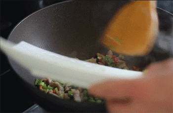 【毛豆炒肉丝】倒入毛豆