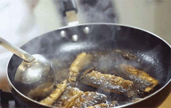 【盐煎秋刀鱼】收汁