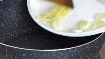 【焦溜豆腐】爆香葱姜蒜