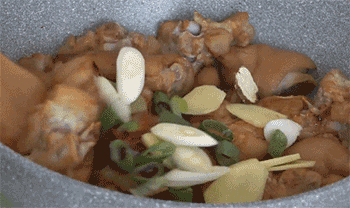 【红烧猪蹄】下入辅助食材