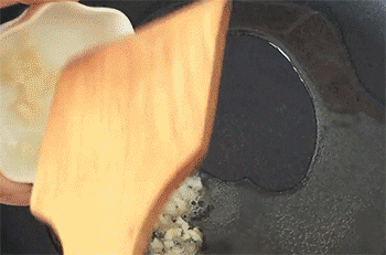 【金针菇粉丝蒸虾】爆香