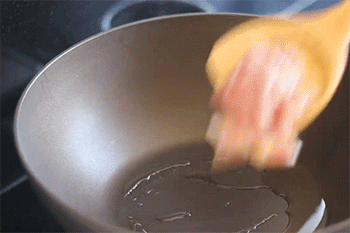 【西兰花炒肉】放入猪肉