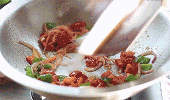 【巴西风味椰奶虾】放入虾仁