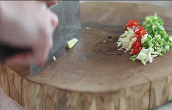 【毛豆炒肉丝】切姜蒜末