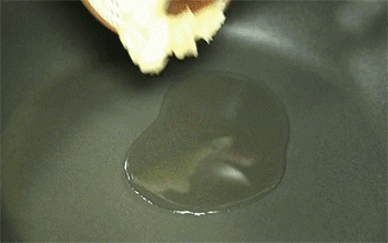 【茄汁金针菇】爆香蒜瓣