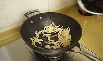 【木耳炒鸡蛋】放入黑木耳