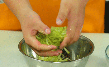 【虾皮拌萝卜丝】沥干萝卜丝