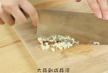 【凉拌手撕茄子】剁蒜泥